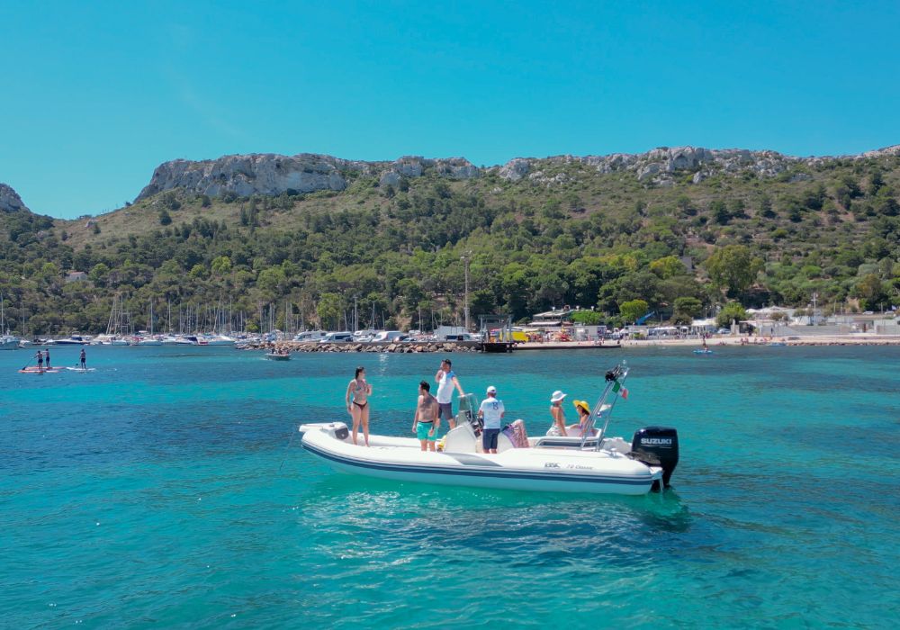 Escursione personalizzata in gommone con Blue Sea Charter a Cagliari, noleggio gommoni su misura Sardegna