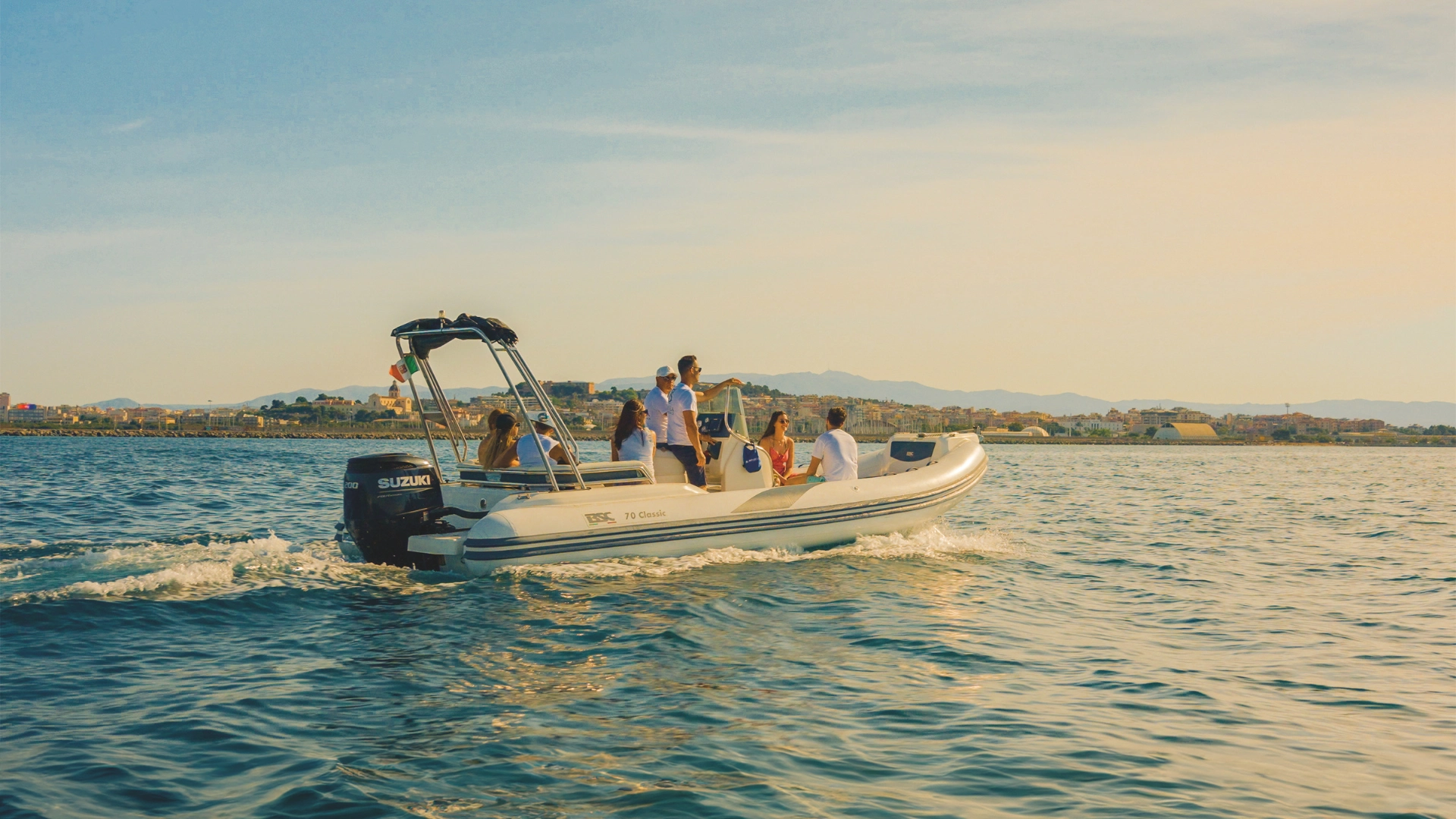Escursione al tramonto in gommone con Blue Sea Charter a Cagliari, noleggio gommoni Sardegna